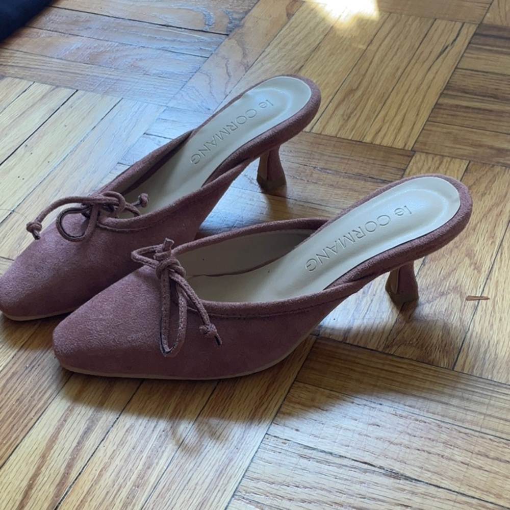 Suede kitty heels!